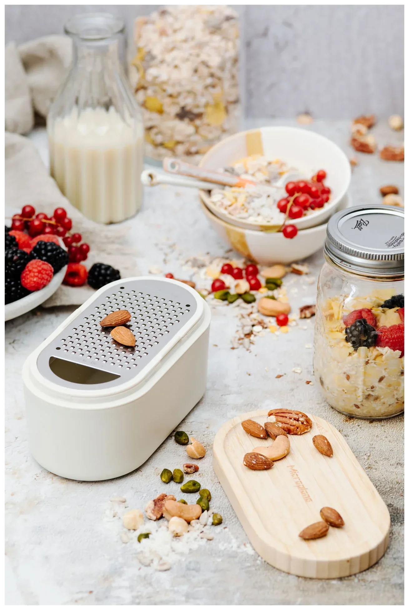 MICROPLANE Tarka z pojemnikiem i pokrywkami SPECIALTY kaszmirowa biel